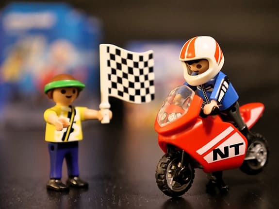 🏍️🏁 Playmobil 70425 – motorcykel-racer + måldomare med flagga ✨
