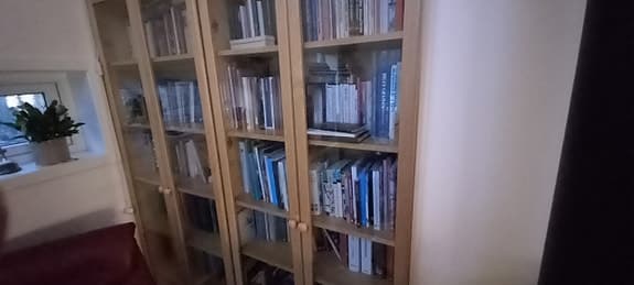 IKEA bokhyllor med vitrindörrar trä glas