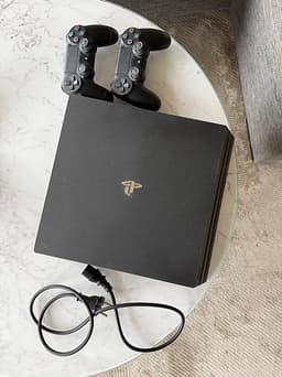 Sony Playstation 4 Pro (PS4) spelkonsol svart med två handkontroller