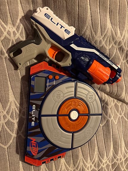 Nerf Elite leksakspistol med elektroniskt mål blå orange