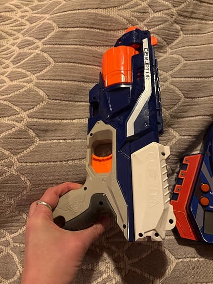 Nerf Elite leksakspistol med elektroniskt mål blå orange