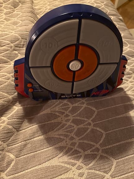 Nerf Elite leksakspistol med elektroniskt mål blå orange