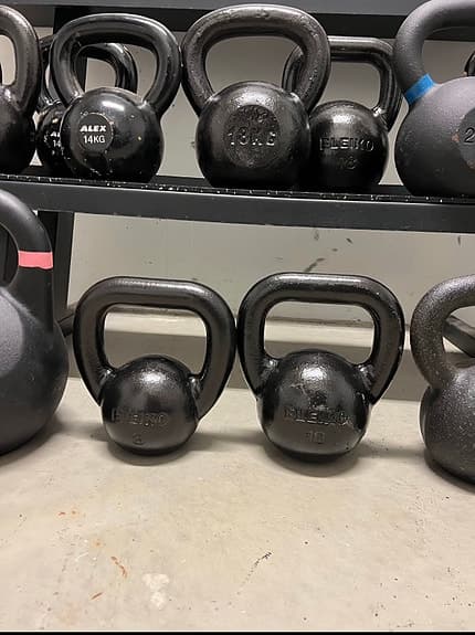 Komplett kettlebell-set med ställ för hemmagym (olika vikter)