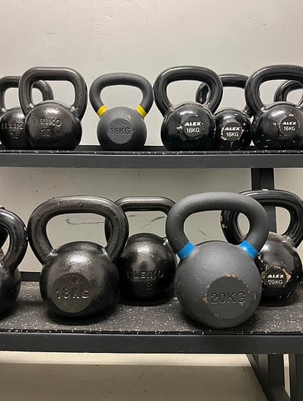 Komplett kettlebell-set med ställ för hemmagym (olika vikter)