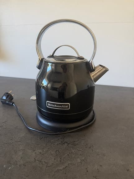 Svart Kitchenaid vattenkokare