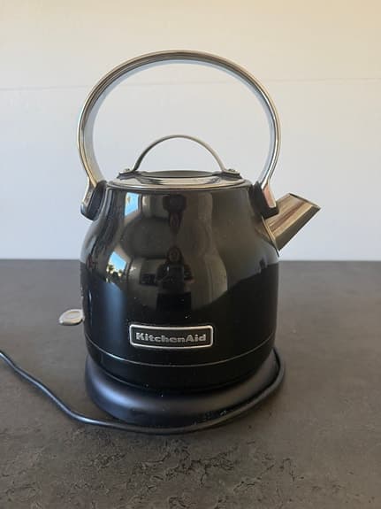 Svart Kitchenaid vattenkokare