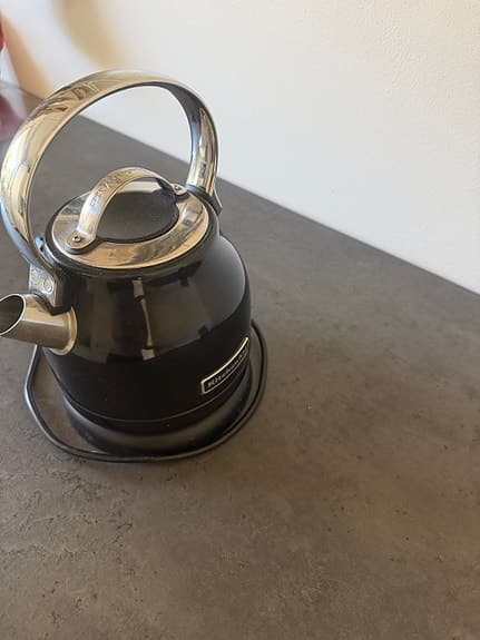 Svart Kitchenaid vattenkokare