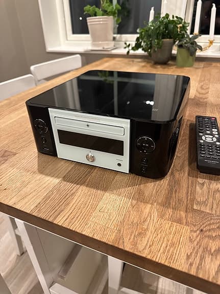 Marantz M-CR611 nätverksreceiver med CD-spelare