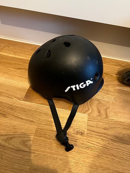 Stiga hjälm S svart