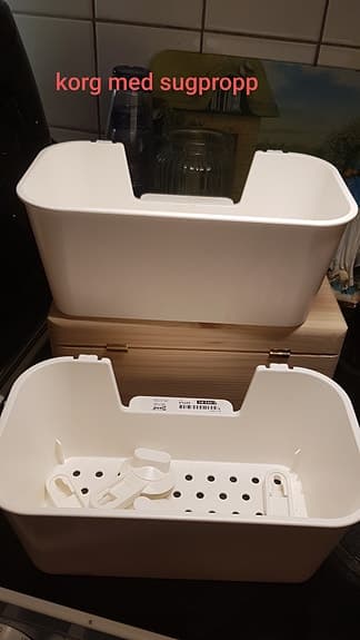 två förvaring lådor för badrummet