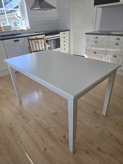 Matbord i vitt med 2 st iläggsskivor