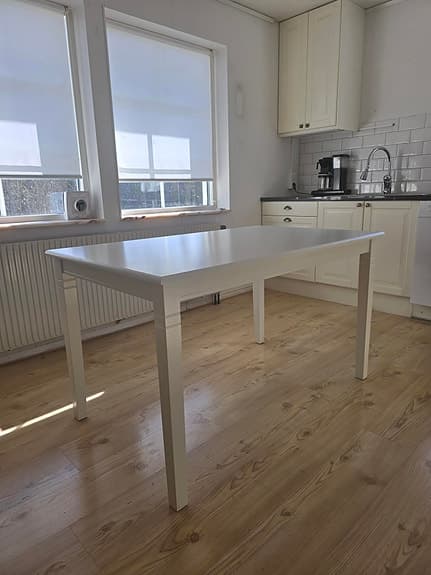 Matbord i vitt med 2 st iläggsskivor