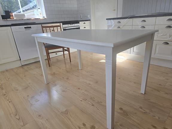 Matbord i vitt med 2 st iläggsskivor
