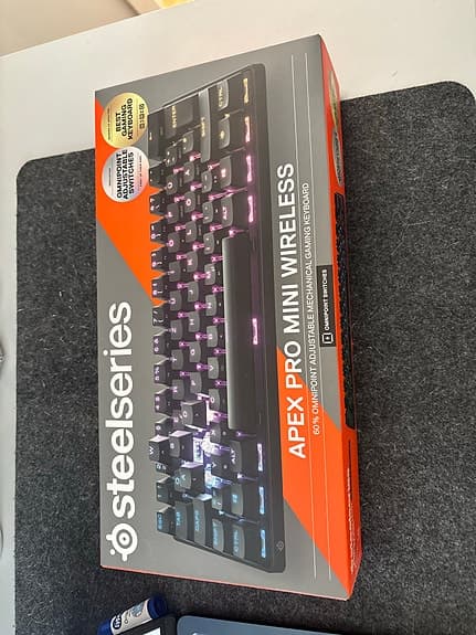 Apex PRO mini wireless RGB trådlöst tangentbord svart.