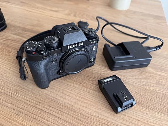 Fujifilm X‑T1 kamerahus, laddare och blixt
