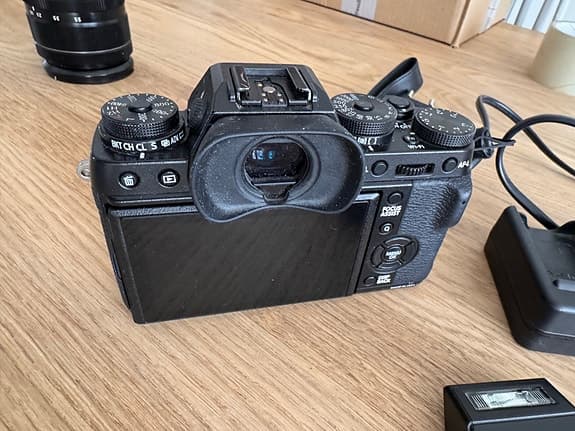 Fujifilm X‑T1 kamerahus, laddare och blixt