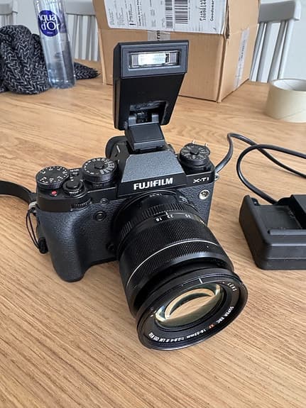 Fujifilm X‑T1 kamerahus, laddare och blixt