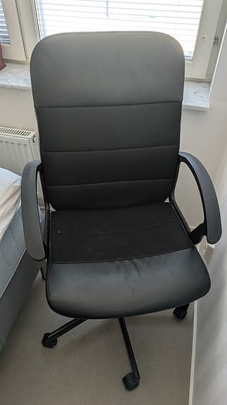 Skrivbord och kontorstol