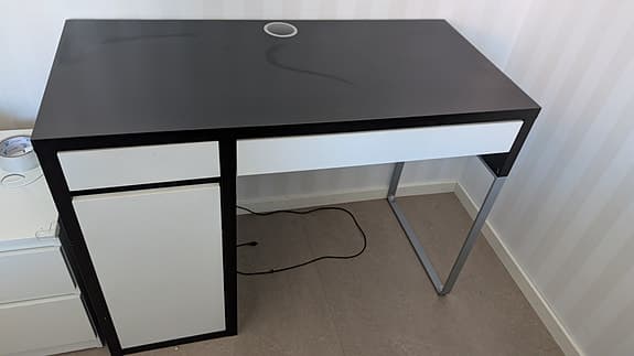 Skrivbord och kontorstol