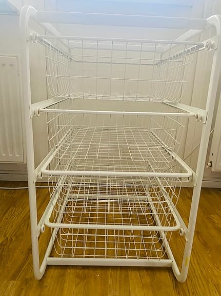 En Förvaringsställ, 4 trådkorgar,vit,mital,en  hyllplan