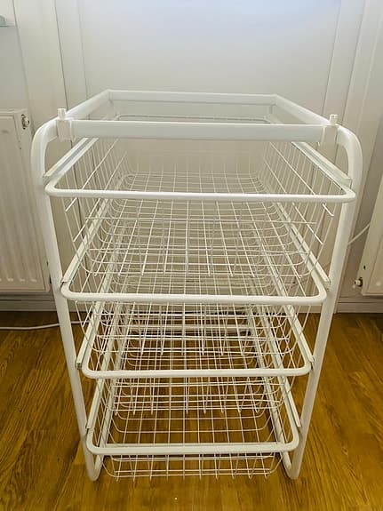 En Förvaringsställ, 4 trådkorgar,vit,mital,en  hyllplan