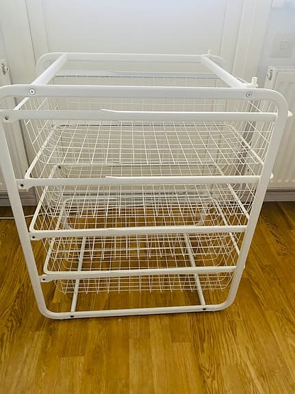 En Förvaringsställ, 4 trådkorgar,vit,mital,en  hyllplan