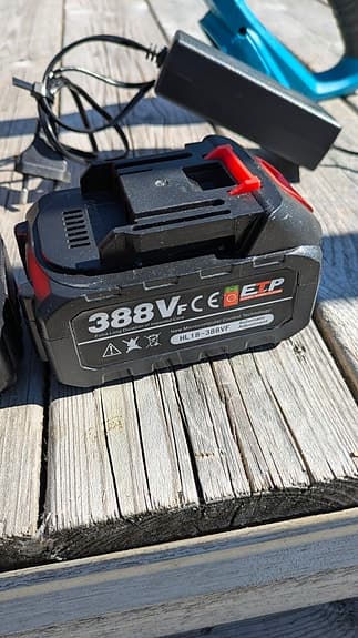 batteridriven grästrimmer med två batterier