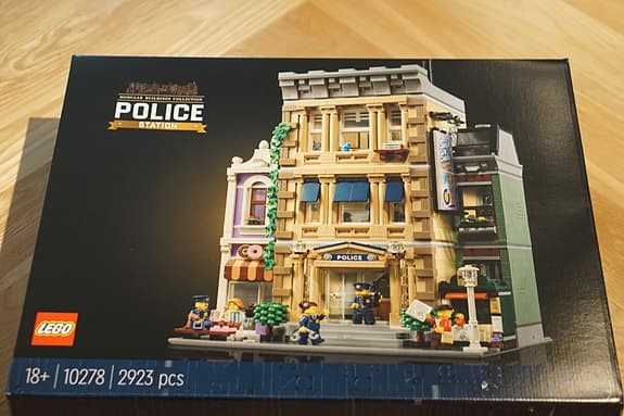 LEGO 10278 Modular Police Station – Ny & Oöppnad (Retired)