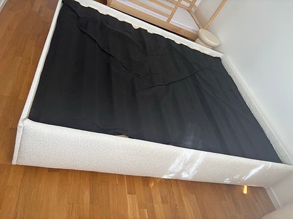 sängram offwhite boucletyg med kudde