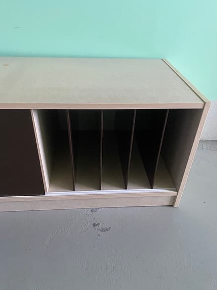 Förvaringsbänk med skjutdörr och fack trä beige brun