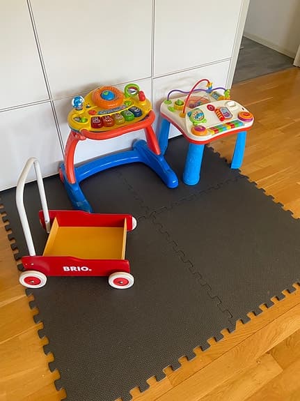 BRIO lära‑gå‑vagn röd trä, gåstol och gåbord