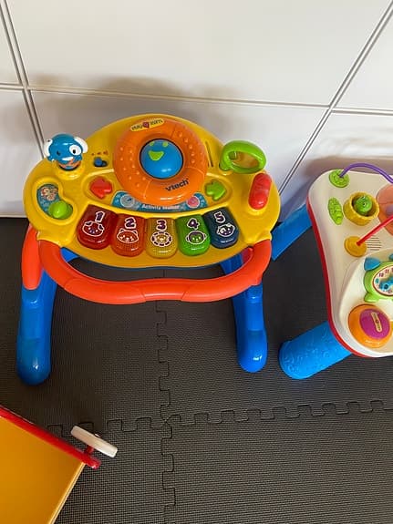 BRIO lära‑gå‑vagn röd trä, gåstol och gåbord