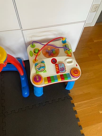BRIO lära‑gå‑vagn röd trä, gåstol och gåbord