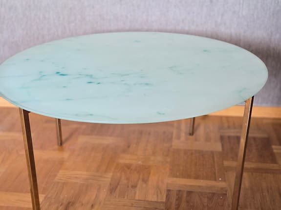 Soffbord med grönmönstrad glasskiva