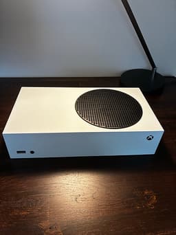 Xbox Series S med 3 handkontroller