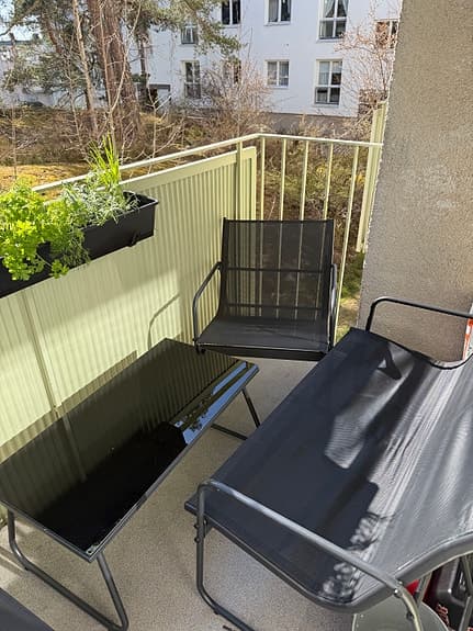 Trädgårdsmöbelset balkongset med två stolar bänk och glasbord svart
