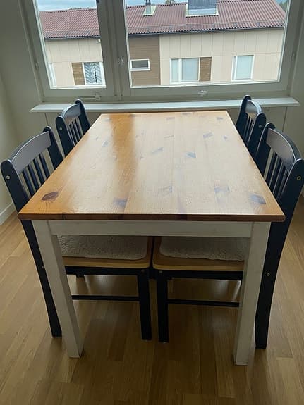 Matgrupp bord och 4 stolar trä vit och svart