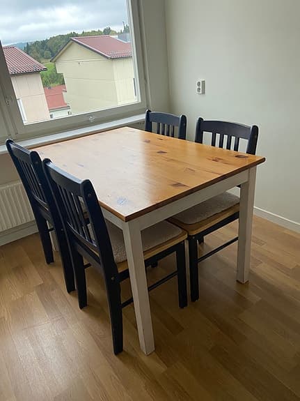Matgrupp bord och 4 stolar trä vit och svart