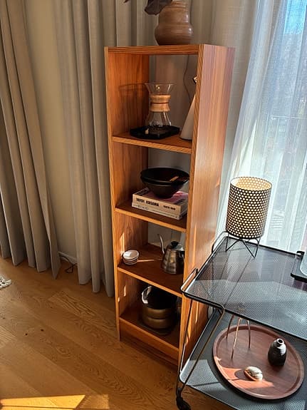 Bolia - hylla i valnöt