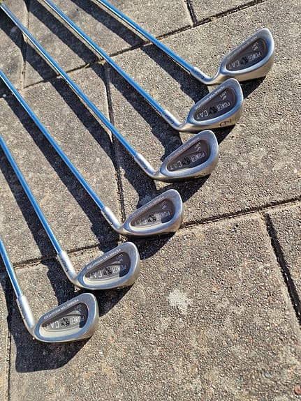 Golfklubbor säljes med bag