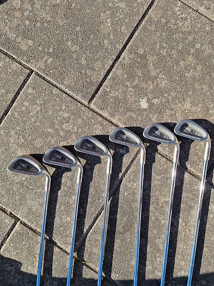 Golfklubbor säljes med bag