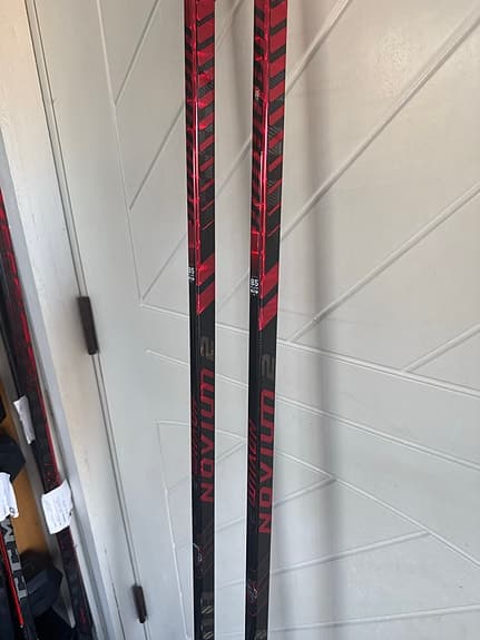 Warrior Novium Pro hockeyklubbor 85 flex höger svart röd (750kr/st om båda köps)