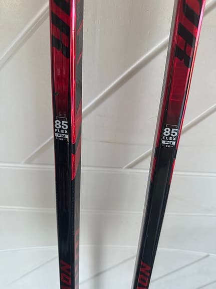 Warrior Novium Pro hockeyklubbor 85 flex höger svart röd (750kr/st om båda köps)