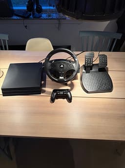 Sony Playstation 4 spelkonsol svart med ratt och pedaler