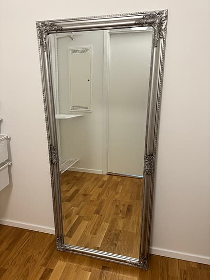 IKEA spegel med dekorativ silverfärgad ram