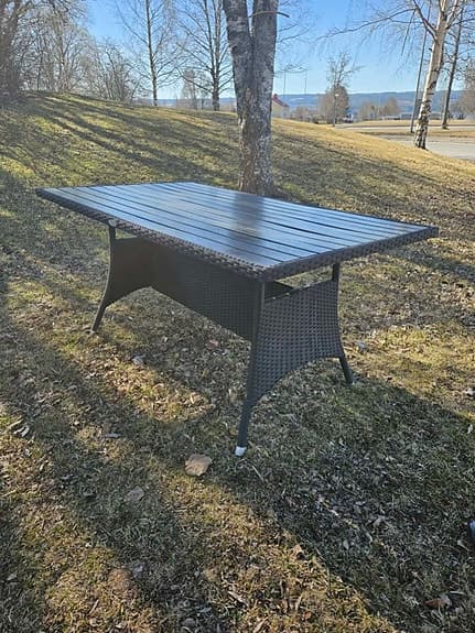 Hillerstorp trädgårdsbord