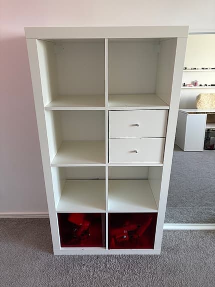 Ikeas hylla Kallax med två dragbackar och två lådor