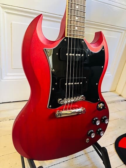 EPIPHONE SG CLASSIC / P-90S WORN CHERRY