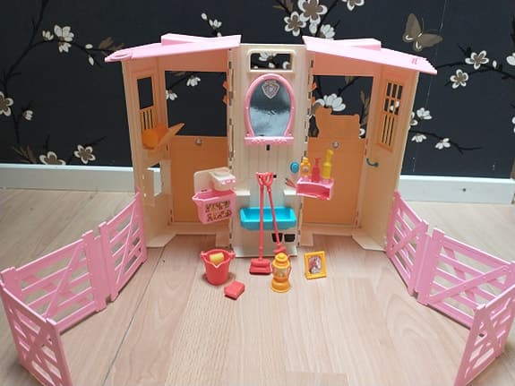 Charmig Barbie häst stall