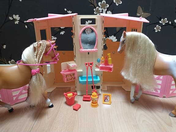 Charmig Barbie häst stall